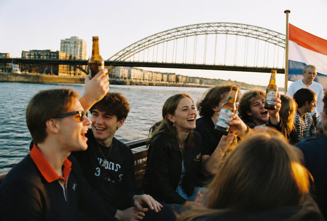 Studenten feesten op een boot in Nijmegen